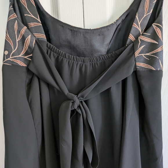 Elegant Black Dress with Leaf Pattern Size 8 - Picture 2 of 5